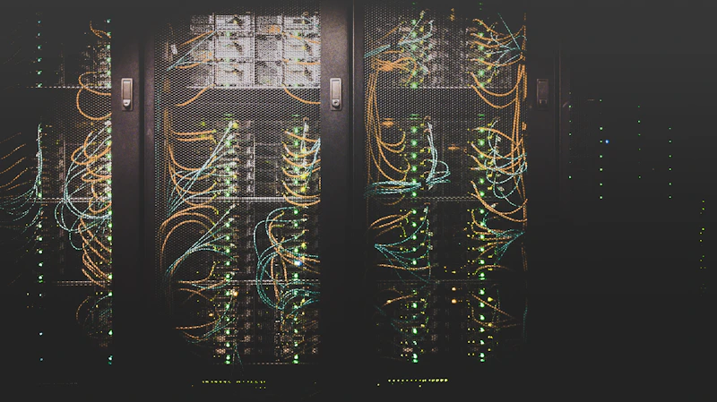 Corredor de servidores conectados por cabos de rede em um data center